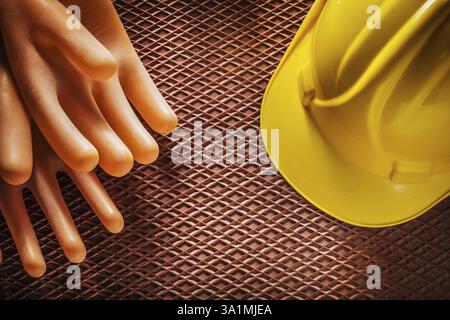 Isolierende Schutzhandschuhe Bauhelm auf dielektrischer Gummimatte Stockfoto