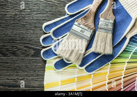 Schutzhandschuhe Pinsel pantone FAN auf Holzbrett Stockfoto