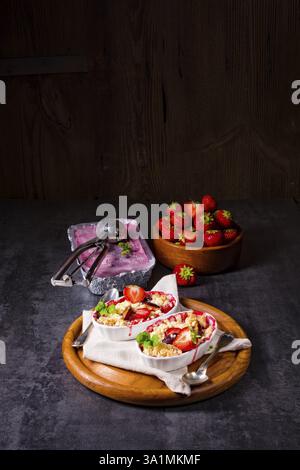 Erdbeertarte mit Vanillepudding und Eis Stockfoto