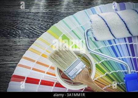 Farbpinsel Roller Color pantone FAN Haushaltsband auf Holzbrett Stockfoto
