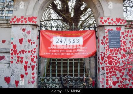 London, Großbritannien. März 2025. Ein Banner auf der National COVID Memorial Wall zeigt die Anzahl der Menschen, die im Vereinigten Königreich an COVID-19 sterben. Quelle: SOPA Images Limited/Alamy Live News Stockfoto