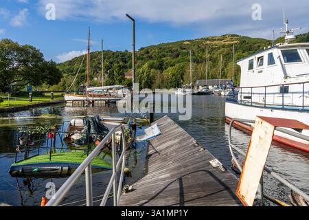 Bowling, West Dunbartonshire, Schottland, Großbritannien - 18. September 2023: Ein versunkenes Boot an einem beschädigten Pier Stockfoto