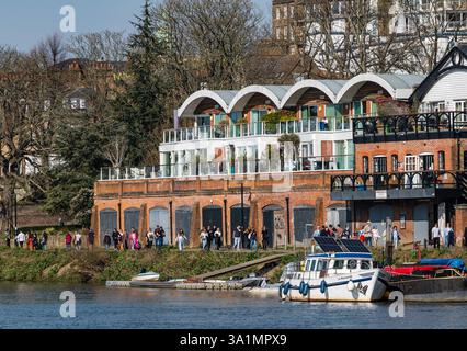 London, England, Vereinigtes Königreich, 9. März 2025. Wetter in Großbritannien: Warmes sommerliches Wetter, während die Menschen den Sonnenschein entlang des Flussweges der Themse bei Richmond genießen. Quelle: Sally Anderson/Alamy Live News Stockfoto
