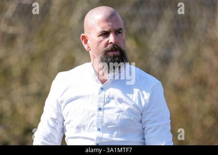 St. Leon Rot, Deutschland. März 2025. Sascha Glass (Sportdirektor, General Manager Frauenfußball, VfB Stuttgart), Einzelbild, Einzelfoto, Aktion, Aktion, im Publikum, auf der Tribüne, unter den Zuschauern, 09.03.2025, St. Leon-Rot (Deutschland), Fussball, Frauen, Regionalliga Süd, TSG 1899 Hoffenheim U20 - Kickers Offenbach, 09.03.2025, St. Leon-Rot (Deutschland), Fussball, Frauen, REGIONALLIGA SÜD, TSG 1899 HOFFENHEIM U20 - KICKERS OFFENBACH, DFB/DFL-VORSCHRIFTEN VERBIETEN DIE VERWENDUNG VON FOTOGRAFIEN ALS BILDSEQUENZEN UND/ODER QUASI-VIDEO. Quelle: dpa/Alamy Live News Stockfoto