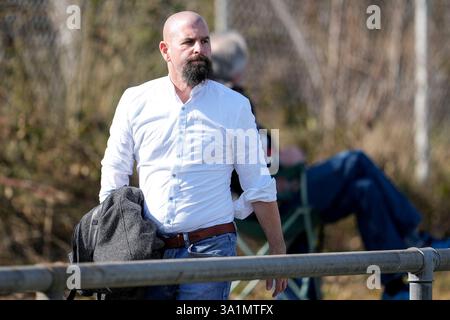 St. Leon Rot, Deutschland. März 2025. Sascha Glass (Sportdirektor, General Manager Frauenfußball, VfB Stuttgart), Einzelbild, Einzelfoto, Aktion, Aktion, im Publikum, auf der Tribüne, unter den Zuschauern, 09.03.2025, St. Leon-Rot (Deutschland), Fussball, Frauen, Regionalliga Süd, TSG 1899 Hoffenheim U20 - Kickers Offenbach, 09.03.2025, St. Leon-Rot (Deutschland), Fussball, Frauen, REGIONALLIGA SÜD, TSG 1899 HOFFENHEIM U20 - KICKERS OFFENBACH, DFB/DFL-VORSCHRIFTEN VERBIETEN DIE VERWENDUNG VON FOTOGRAFIEN ALS BILDSEQUENZEN UND/ODER QUASI-VIDEO. Quelle: dpa/Alamy Live News Stockfoto