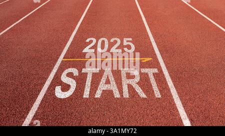 Neujahrsresolution 2025 Concept, Word Start 2025 geschrieben über Leichtathletikbahn Vorbereitung auf das neue Jahr für Herausforderung und Veränderung, Planung und das Ziel bis Stockfoto