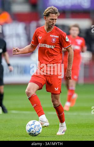 Enschede, Niederlande. März 2025. ENSCHEDE, NIEDERLANDE - 9. MÄRZ: Michel VLAP vom FC Twente dribbelt während des niederländischen Eredivisie-Spiels zwischen dem FC Twente und Almere City FC in Grolsch Veste am 9. März 2025 in Enschede, Niederlande. (Foto von Rene Nijhuis/Orange Pictures) Credit: Orange Pics BV/Alamy Live News Stockfoto