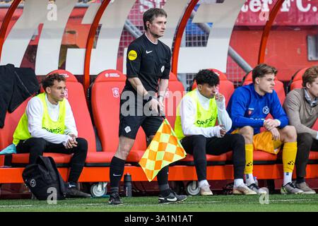 Enschede, Niederlande. März 2025. ENSCHEDE, NIEDERLANDE - 9. MÄRZ: Stellvertretender Schiedsrichter Freek Vandeursen während des niederländischen Eredivisie-Spiels zwischen dem FC Twente und Almere City FC in Grolsch Veste am 9. März 2025 in Enschede, Niederlande. (Foto von Rene Nijhuis/Orange Pictures) Credit: Orange Pics BV/Alamy Live News Stockfoto