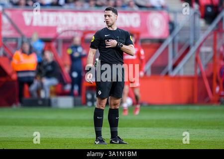 Enschede, Niederlande. März 2025. ENSCHEDE, NIEDERLANDE - 9. MÄRZ: Schiedsrichter Marc Nagtegaal sieht beim niederländischen Eredivisie-Spiel zwischen dem FC Twente und Almere City FC in Grolsch Veste am 9. März 2025 in Enschede an. (Foto von Rene Nijhuis/Orange Pictures) Credit: Orange Pics BV/Alamy Live News Stockfoto