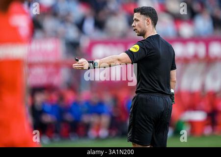 Enschede, Niederlande. März 2025. ENSCHEDE, NIEDERLANDE - 9. MÄRZ: Schiedsrichter Marc Nagtegaal sieht beim niederländischen Eredivisie-Spiel zwischen dem FC Twente und Almere City FC in Grolsch Veste am 9. März 2025 in Enschede an. (Foto von Rene Nijhuis/Orange Pictures) Credit: Orange Pics BV/Alamy Live News Stockfoto