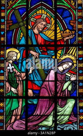 Villeneuve sur Yonne, FRANKREICH - 28.01.2025: Buntglas (19. Jahrhundert) zur Krönung der Jungfrau Maria, Mutter Gottes, im Himmel. Stockfoto