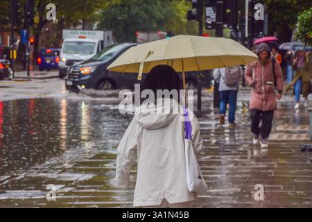 London, Großbritannien. September 2024. Die Leute laufen mit Sonnenschirmen im Zentrum Londons während eines Regenschauers. Quelle: Vuk Valcic/Alamy Stockfoto
