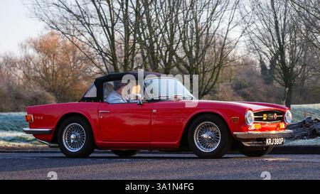 Stony Stratford, UK - 2. März 2025: 1975 roter Triumph TR6 klassischer britischer Sportwagen auf britischer Straße. Stockfoto