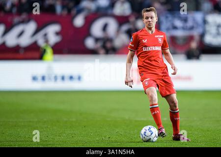 Enschede, Niederlande. März 2025. ENSCHEDE, NIEDERLANDE - 9. MÄRZ: Mathias Kjøle vom FC Twente dribbelt während des niederländischen Eredivisie-Spiels zwischen dem FC Twente und Almere City FC am 9. März 2025 in Grolsch Veste in Enschede. (Foto von Rene Nijhuis/Orange Pictures) Credit: Orange Pics BV/Alamy Live News Stockfoto