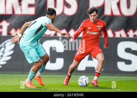 Enschede, Niederlande. März 2025. ENSCHEDE, NIEDERLANDE - 9. MÄRZ: Taylor Booth des FC Twente dribbelt während des niederländischen Eredivisie-Spiels zwischen dem FC Twente und Almere City FC in Grolsch Veste am 9. März 2025 in Enschede. (Foto von Rene Nijhuis/Orange Pictures) Credit: Orange Pics BV/Alamy Live News Stockfoto