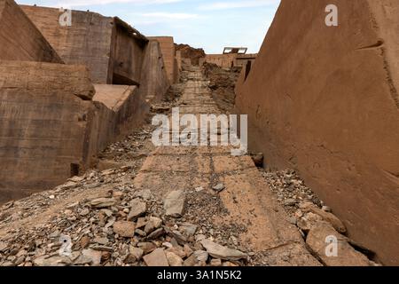 Die verlassene Bergbaustadt Ahouli liegt in der Provinz Midelt, die zur Region Draa-Tafilalet in Marokko gehört. Stockfoto
