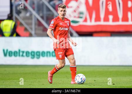 Enschede, Niederlande. März 2025. ENSCHEDE, NIEDERLANDE - 9. MÄRZ: Michal Sadilek vom FC Twente dribbelt während des niederländischen Eredivisie-Spiels zwischen dem FC Twente und Almere City FC in Grolsch Veste am 9. März 2025 in Enschede, Niederlande. (Foto von Rene Nijhuis/Orange Pictures) Credit: Orange Pics BV/Alamy Live News Stockfoto