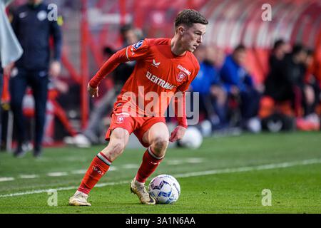 Enschede, Niederlande. März 2025. ENSCHEDE, NIEDERLANDE - 9. MÄRZ: Daan dribbelt beim niederländischen Eredivisie-Spiel zwischen dem FC Twente und Almere City FC in Grolsch Veste am 9. März 2025 in Enschede. (Foto von Rene Nijhuis/Orange Pictures) Credit: Orange Pics BV/Alamy Live News Stockfoto