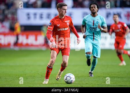 Enschede, Niederlande. März 2025. ENSCHEDE, NIEDERLANDE - 9. MÄRZ: Daan dribbelt beim niederländischen Eredivisie-Spiel zwischen dem FC Twente und Almere City FC in Grolsch Veste am 9. März 2025 in Enschede. (Foto von Rene Nijhuis/Orange Pictures) Credit: Orange Pics BV/Alamy Live News Stockfoto
