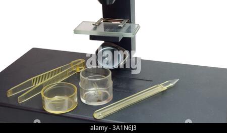 Mikroskop, Gläser und Zubehör. Slide-Paar, runder Spiegelreflektor, transparente Pinzette mit gerippten Griffen, Einstellspachtel-Tropfer. Auf weiß Stockfoto