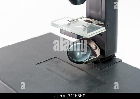 Substage-Spiegel des Verbundmikroskops reflektiert Licht, um das Reserch-Objekt auf der Bühne mit Objektträgern zu beleuchten Stockfoto