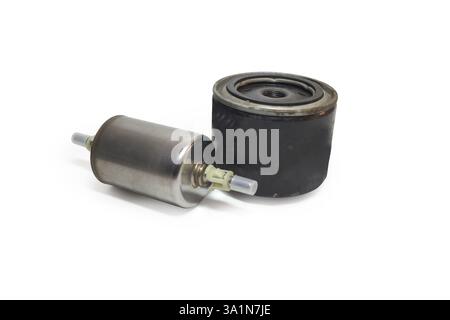 Kraftstoff- und Ölfilter in silbernen und schwarzen Metallgehäusen, mit Clips zur Befestigung von Kraftstoffleitungen und Bohrungen zum Befüllen von Filtern. Isoliert auf weißem Hintergrund Stockfoto
