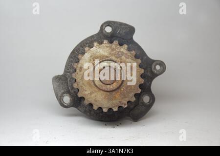 Auto-Wasserpumpe mit großem Metallgetriebe, alt und rostig Stockfoto
