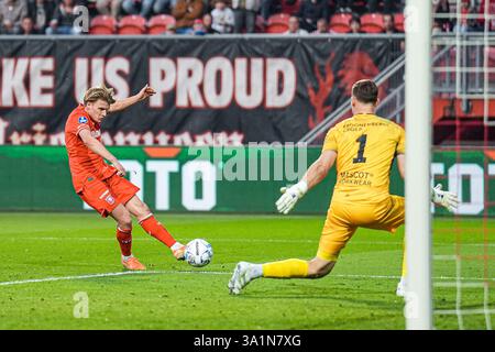 Enschede, Niederlande. März 2025. ENSCHEDE, NIEDERLANDE - 9. MÄRZ: SEM Steijn vom FC Twente schießt während des niederländischen Eredivisie-Spiels zwischen dem FC Twente und Almere City FC in Grolsch Veste am 9. März 2025 in Enschede. (Foto von Rene Nijhuis/Orange Pictures) Credit: Orange Pics BV/Alamy Live News Stockfoto