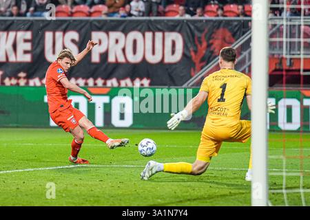 Enschede, Niederlande. März 2025. ENSCHEDE, NIEDERLANDE - 9. MÄRZ: SEM Steijn vom FC Twente schießt während des niederländischen Eredivisie-Spiels zwischen dem FC Twente und Almere City FC in Grolsch Veste am 9. März 2025 in Enschede. (Foto von Rene Nijhuis/Orange Pictures) Credit: Orange Pics BV/Alamy Live News Stockfoto
