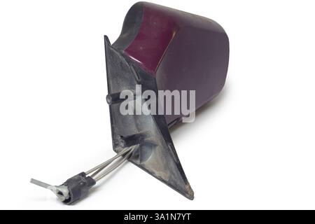 Seitenspiegel, Metall, lackiert, mit manueller Einstellung. Montageplatte mit Stiften zum Einschrauben von Halteschrauben, isoliert auf weißem Hintergrund, mit c Stockfoto