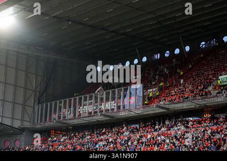 Enschede, Niederlande. März 2025. ENSCHEDE, NIEDERLANDE - 9. MÄRZ: Fans des Almere City FC während des niederländischen Eredivisie-Spiels zwischen dem FC Twente und Almere City FC in Grolsch Veste am 9. März 2025 in Enschede, Niederlande. (Foto von Rene Nijhuis/Orange Pictures) Credit: Orange Pics BV/Alamy Live News Stockfoto