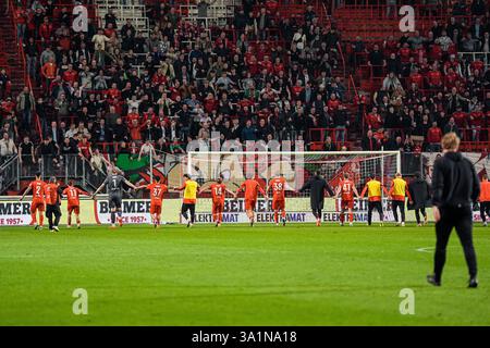 Enschede, Niederlande. März 2025. ENSCHEDE, NIEDERLANDE - 9. MÄRZ: Spieler des FC Twente feiern den Sieg beim niederländischen Eredivisie-Spiel zwischen dem FC Twente und Almere City FC in Grolsch Veste am 9. März 2025 in Enschede, Niederlande. (Foto von Rene Nijhuis/Orange Pictures) Credit: Orange Pics BV/Alamy Live News Stockfoto