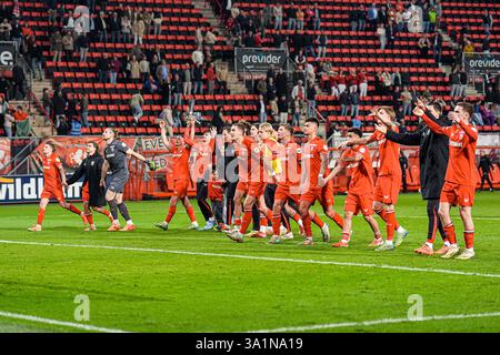 Enschede, Niederlande. März 2025. ENSCHEDE, NIEDERLANDE - 9. MÄRZ: Spieler des FC Twente feiern den Sieg beim niederländischen Eredivisie-Spiel zwischen dem FC Twente und Almere City FC in Grolsch Veste am 9. März 2025 in Enschede, Niederlande. (Foto von Rene Nijhuis/Orange Pictures) Credit: Orange Pics BV/Alamy Live News Stockfoto