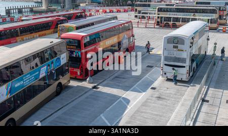 Hongkong. China- 02.15.2025. Hochwinkelansicht der Doppeldeckerbusse, die von der Kowloon Motor Bus Company am Kwun Tong Ferry Bus Terminus betrieben werden. Stockfoto