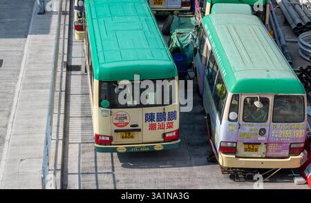 Hongkong. China- 02.15.2025. Nahaufnahme der öffentlichen Stadtbusse am Kwun Tong Ferry Bus Terminus. Stockfoto