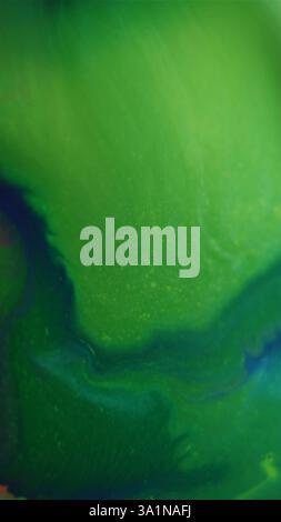 Spritzer Tinte. Farbe mischen. Defokussierte grüne blaue flüssige chemische Textur Acrylteilchenfluidpunkt, der sich auf abstraktem Kunsthintergrund ausbreitet. Stockfoto