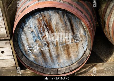Bristol, ENGLAND – 29. AUGUST 2021: Altes Fass mit dem Wort Harveys. Stockfoto