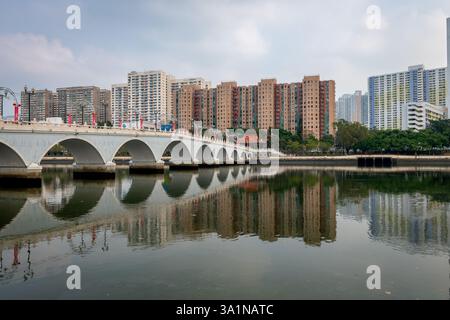 Hongkong. China- 02.16.2025. Die Lek Yuen Bridge, eine Fußgängerbrücke im alten Stil, die den Shing Mun River in Shatin, New Territories, überspannt. Stockfoto