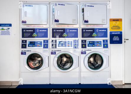 Marilia, Sao Paulo, Brasilien, 31. Januar 2025. Reihe von Waschmaschinen und Trocknern im Selbstbedienungsbereich der Wäscherei in Marilia City Stockfoto