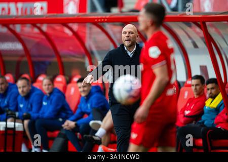 Enschede, Niederlande. März 2025. ENSCHEDE, Stadion Grolsch Veste, 09-03-2025, Saison 2024/2025, niederländischer Eredivisie Football während des Spiels Twente - Almere City, FC Twente Trainer Joseph Oosting Credit: Pro Shots/Alamy Live News Stockfoto