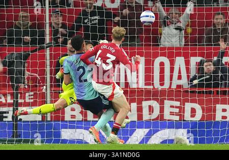 Arsenal Torhüter David Raya (links) rettet vor dem Schuss von Bruno Fernandes von Manchester United (nicht abgebildet) während des Premier League-Spiels in Old Trafford, Manchester. Bilddatum: Sonntag, 9. März 2025. Stockfoto
