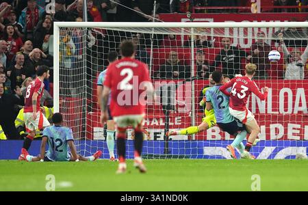 Arsenal-Torhüter David Raya (Mitte links, blockiert) rettet vor dem Schuss von Bruno Fernandes (links) von Manchester United während des Premier League-Spiels in Old Trafford, Manchester. Bilddatum: Sonntag, 9. März 2025. Stockfoto