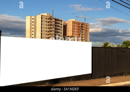 Leeres Banner für Werbung auf dem Metallzaun der Baustelle in Brasilien Stockfoto