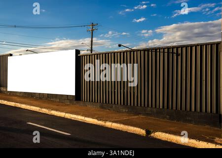 Leeres Banner für Werbung auf dem Metallzaun der Baustelle in Brasilien Stockfoto