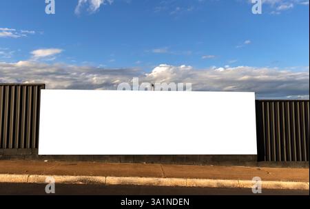 Leeres Banner für Werbung auf dem Metallzaun der Baustelle in Brasilien Stockfoto