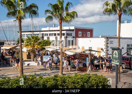 Urlauber, die auf dem Wochenmarkt im spanischen kanarischen Inselresort Playa blank Lanzarote Spanien einkaufen Stockfoto