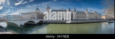 Paris, Frankreich - 03 08 2025: Panoramablick auf Pont Au Change und La Conciergerie auf der Ile de la Cité vom Quai de seine Stockfoto