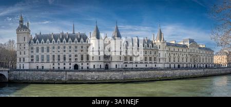 Paris, Frankreich - 03 08 2025: Panoramablick auf Pont Au Change und La Conciergerie auf der Ile de la Cité vom Quai de seine Stockfoto