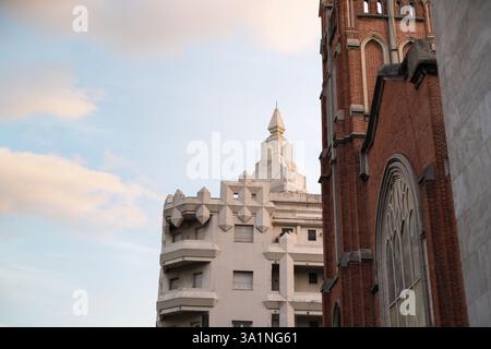 Kontrastierende architektonische Stile historischer und moderner Gebäude. Stockfoto