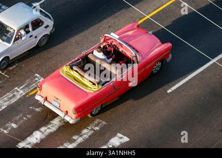 Alte Autos auf den Straßen von Havanna, Kuba, tagsüber, Taxis, Transport Stockfoto